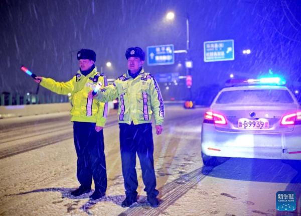 青岛公安：以雪为令保路畅民安