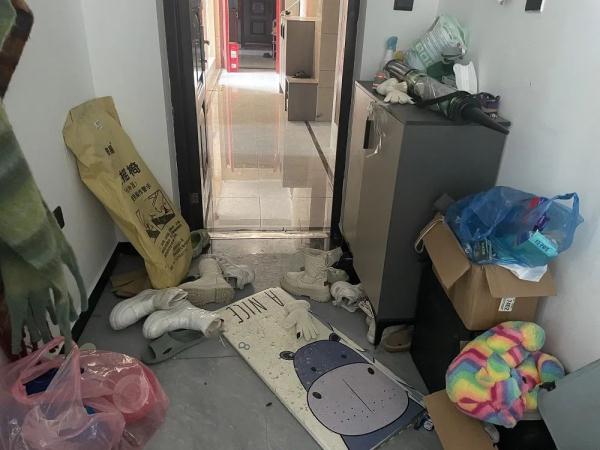 臭气熏天！房东很崩溃：租客“失联”，留下三只猫和满是催债信息的手机