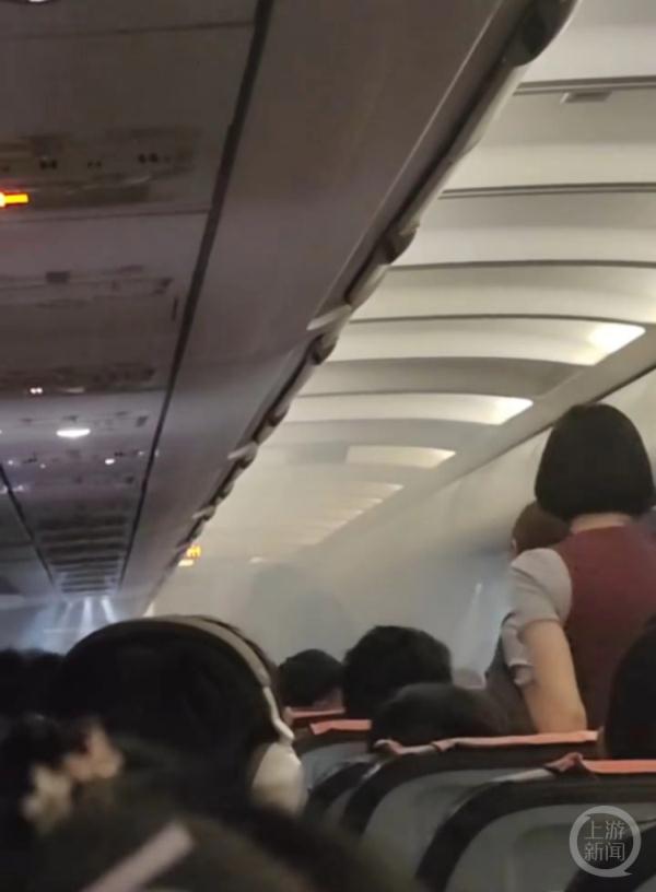 飞行途中旅客充电宝发生爆燃，该航班紧急备降香港