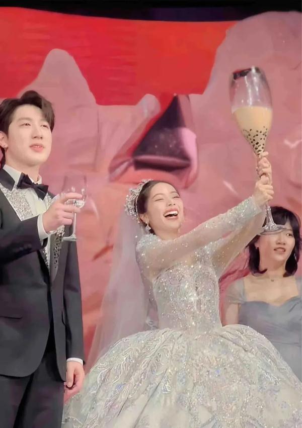 新娘端超大杯奶茶敬酒……网友：这一杯喝完不敢想象会多开心