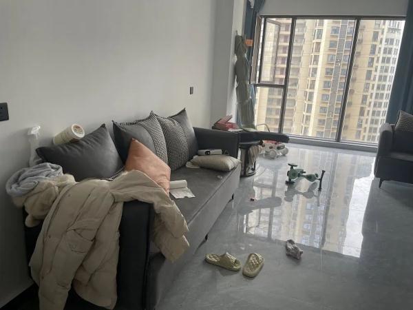 臭气熏天！房东很崩溃：租客“失联”，留下三只猫和满是催债信息的手机