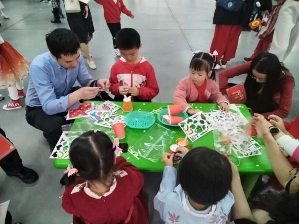 广州市中小学生“花式”迎开学! 广州市中小学生“花式”迎开学!