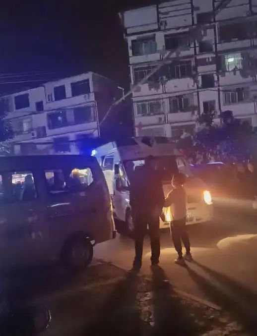 四川一父亲疑酒后把孩子从三楼丢下自己跳楼,当地回应:均无生命危险 四川一父亲疑酒后把孩子从三楼丢下自己跳楼,当地回应:均无生命危险