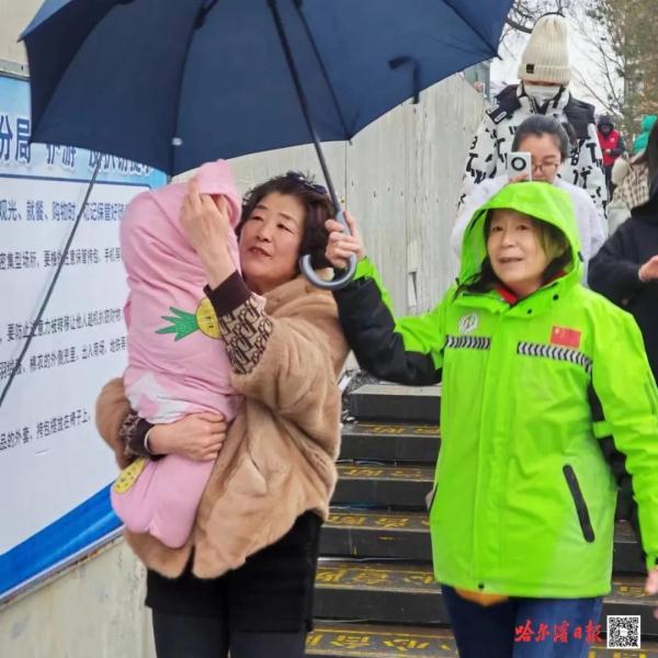 你为游客撑伞的样子，好美！