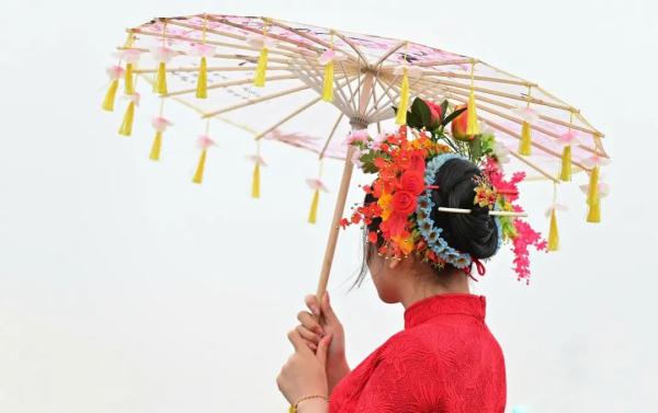 “还欠3万件没发货”！“新春战袍”马面裙何以如此火爆？