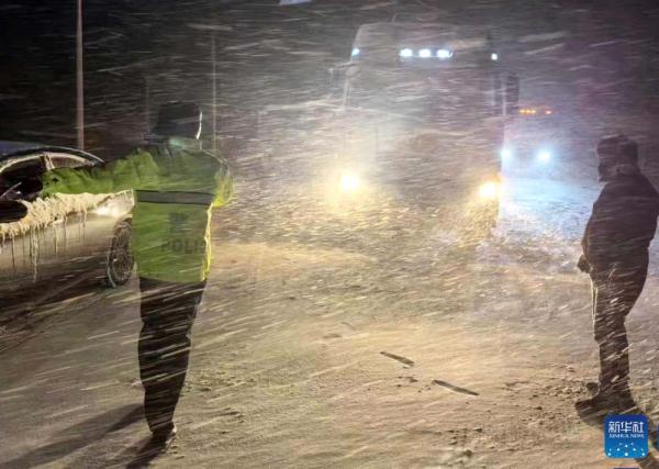 青岛公安：以雪为令保路畅民安