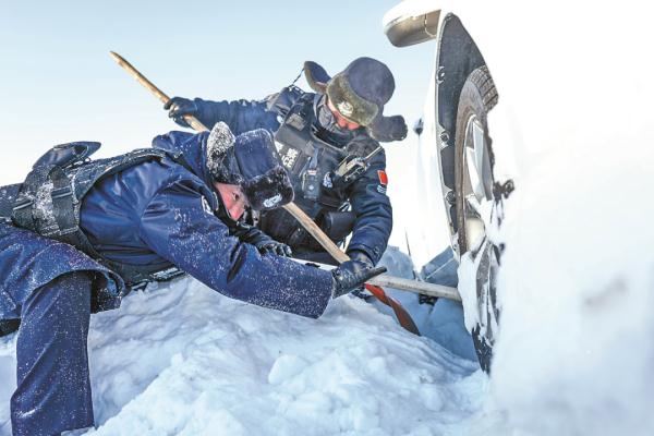 无惧冰雪风沙，他们始终“在路上”