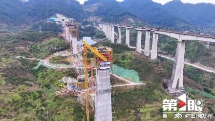 渝万高铁蔡家沟双线特大桥最高墩成功封顶