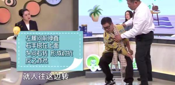 低头玩手机≈脖子上挂五桶水！一条围巾就能缓解颈部不适