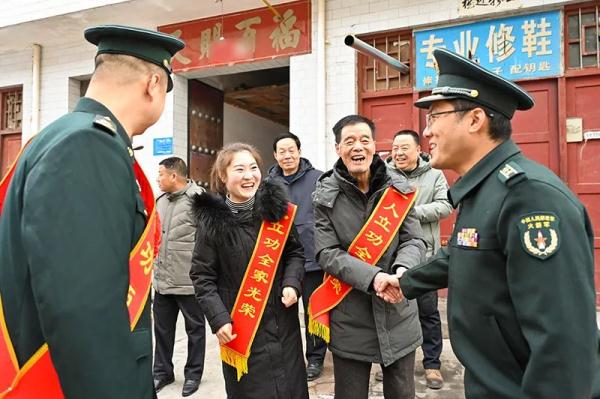 鞭炮响，喜报到！乡亲们一起来“沾喜气”！