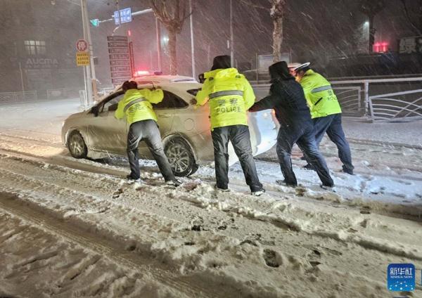 青岛公安：以雪为令保路畅民安