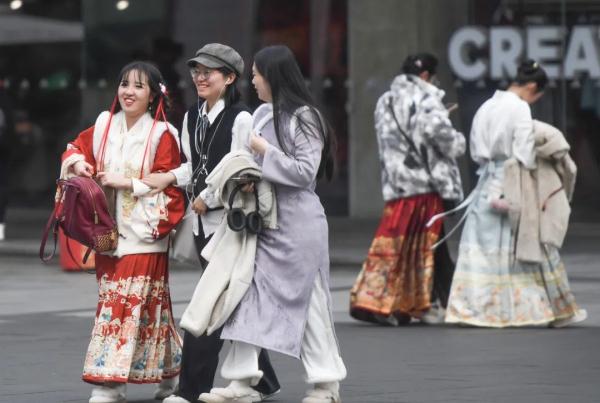 “还欠3万件没发货”！“新春战袍”马面裙何以如此火爆？