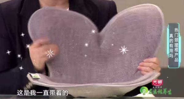 低头玩手机≈脖子上挂五桶水！一条围巾就能缓解颈部不适