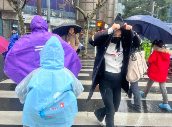 今早打雷闪电下大雨，你被淋湿了吗？上海全天气温低迷，晚上雨更大