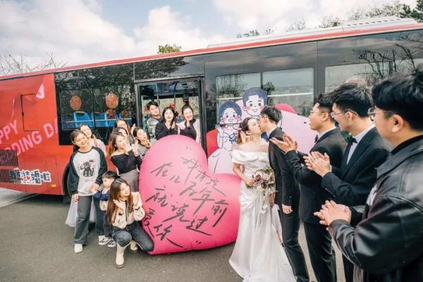 520路来了!公交变婚车,一路浪漫! 520路来了!公交变婚车,一路浪漫!