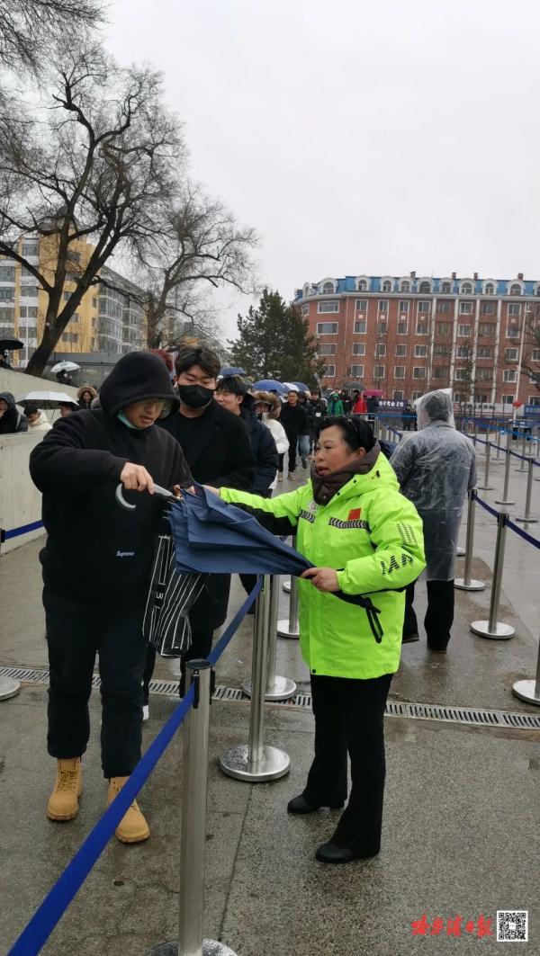 你为游客撑伞的样子，好美！