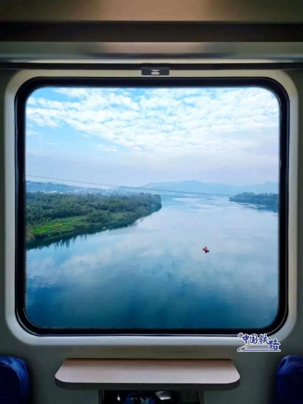 乘务员绘制列车美景时刻表，请查收！