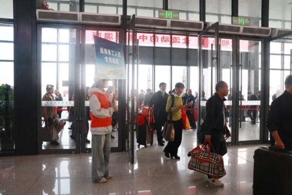 首趟!崇左至广州赴粤返岗动车开行! 首趟!崇左至广州赴粤返岗动车开行!