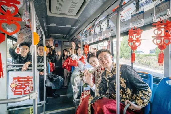 520路来了!公交变婚车,一路浪漫! 520路来了!公交变婚车,一路浪漫!