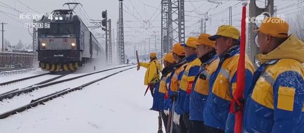 各部门加强部署积极应对 全力以“护”应对寒潮降雪天气 各部门加强部署积极应对 全力以“护”应对寒潮降雪天气