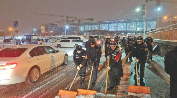 听令而行!北京出动4.5万人次扫雪除冰,雪大的原因找到了→ 听令而行!北京出动4.5万人次扫雪除冰,雪大的原因找到了→