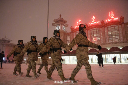 坚守!武警官兵风雪中执勤 坚守!武警官兵风雪中执勤