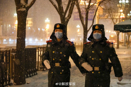 坚守!武警官兵风雪中执勤 坚守!武警官兵风雪中执勤