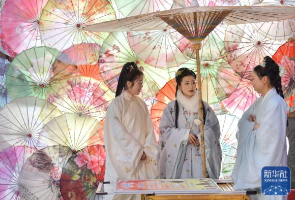 湖北宣恩：新春游火了“夜经济”