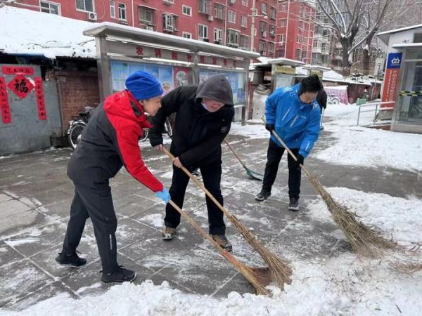 北京海淀：多措并举保障雪后市民出行