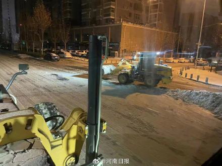 郑州4万余人连夜除雪保畅通 郑州4万余人连夜除雪保畅通