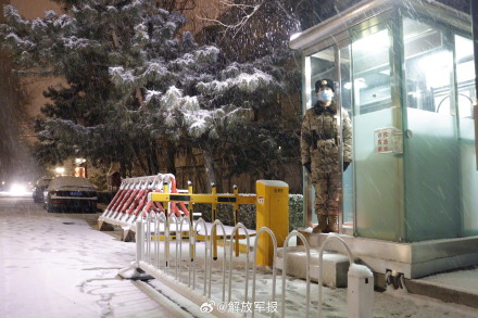 坚守!武警官兵风雪中执勤 坚守!武警官兵风雪中执勤