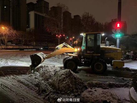 郑州4万余人连夜除雪保畅通 郑州4万余人连夜除雪保畅通