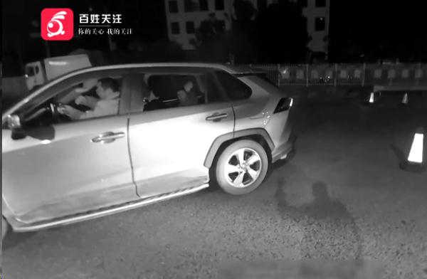 谁家的孩子落在高速啦?!贵州一高速民警接到报警... 谁家的孩子落在高速啦?!贵州一高速民警接到报警...