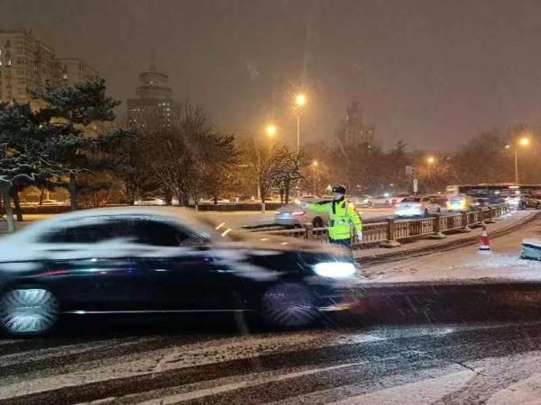 听令而行!北京出动4.5万人次扫雪除冰,雪大的原因找到了→ 听令而行!北京出动4.5万人次扫雪除冰,雪大的原因找到了→