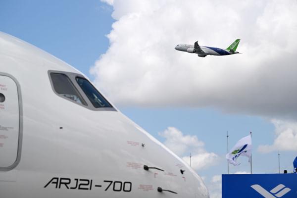 中国产C919和ARJ21飞机首次亮相新加坡航展