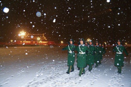 坚守!武警官兵风雪中执勤 坚守!武警官兵风雪中执勤