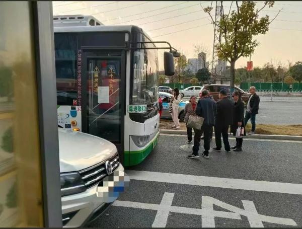 “城乡公交不准站立乘车”引争议！“安全”与“便利”如何平衡？