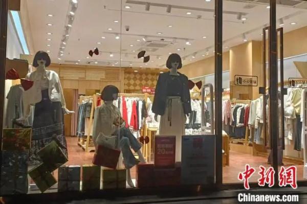 “新中式战袍”火爆!但“我妈说我像个老太太” “新中式战袍”火爆!但“我妈说我像个老太太”