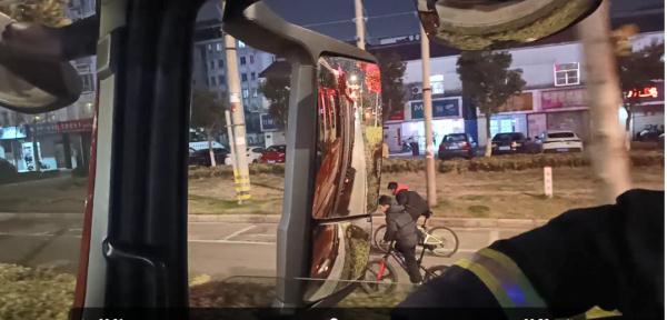 3名少年打球遇火灾,“手表”报警接力引路!网友:这背影真帅 3名少年打球遇火灾,“手表”报警接力引路!网友:这背影真帅