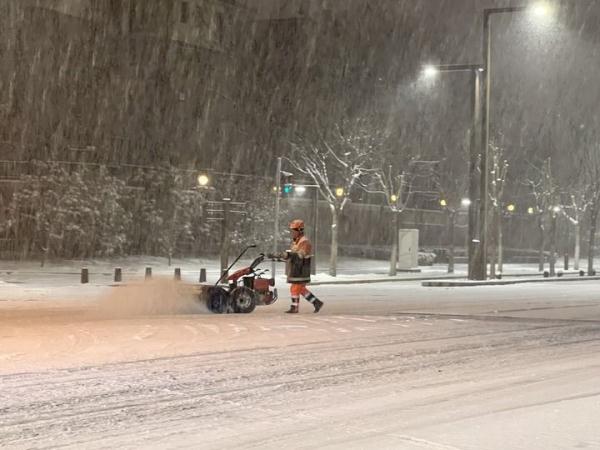 北京海淀：多措并举保障雪后市民出行