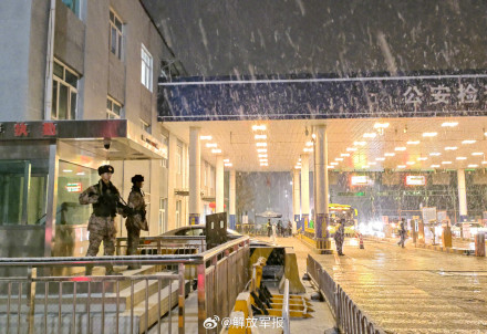 坚守!武警官兵风雪中执勤 坚守!武警官兵风雪中执勤