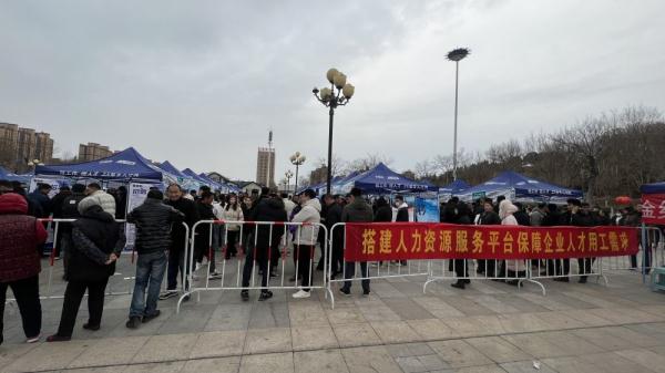 山东济宁：迎风送岗满目春