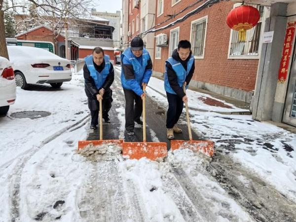 北京海淀：多措并举保障雪后市民出行
