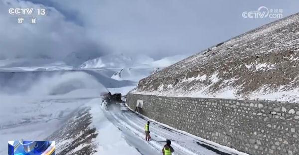 扫雪除冰 各地武警官兵闻令而动抢险保畅通 扫雪除冰 各地武警官兵闻令而动抢险保畅通