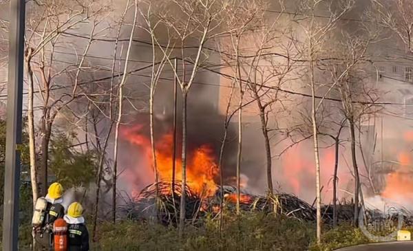 昆明一公园附近突然起火多辆车被烧,消防回应 昆明一公园附近突然起火多辆车被烧,消防回应