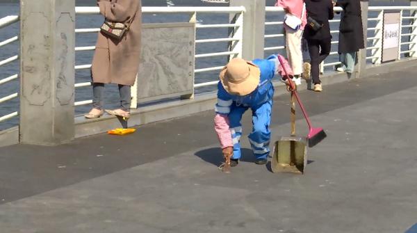 每天超10吨垃圾量!草海大坝观鸥人流量饱和，最忙的人可能是环卫工......