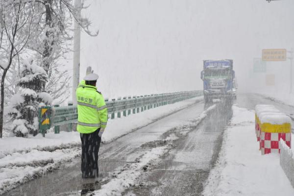 甘肃多地降雪，这些路段临时交通管制→
