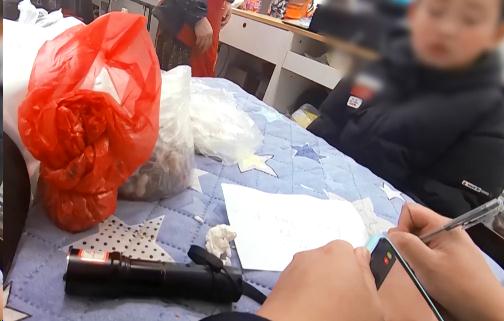 谁家的孩子落在高速啦?!贵州一高速民警接到报警... 谁家的孩子落在高速啦?!贵州一高速民警接到报警...