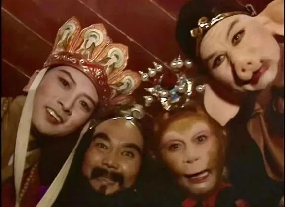 小时候是丑小鸭,长大后是白天鹅,这中间经历了什么? 小时候是丑小鸭,长大后是白天鹅,这中间经历了什么?