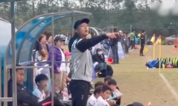 “踢他”！教练教唆小球员踢人！全国禁赛！